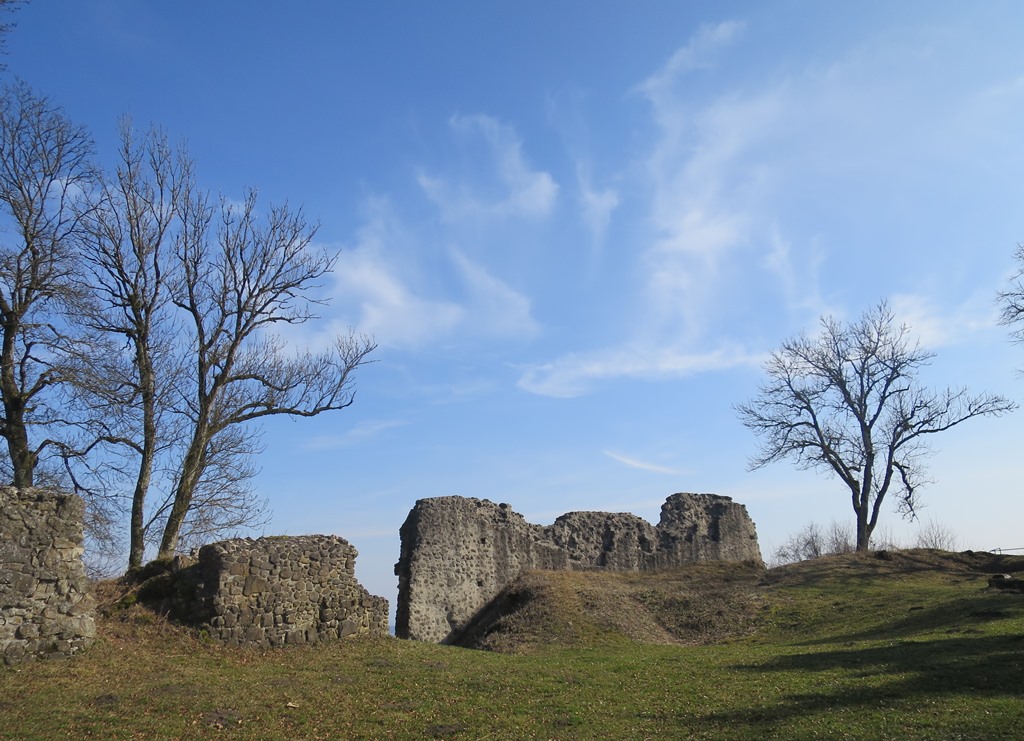 2017-03-14_8709_Hohenhewen_Mauer+Baeume_khu